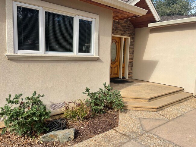 Building Photo - 3 bedroom, 3 bath, entertainment room, lib...