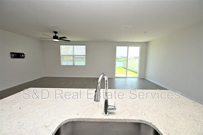 Building Photo - 2106 Rosewood Dr