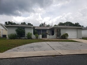 Building Photo - 10030 Glen Moor Ln