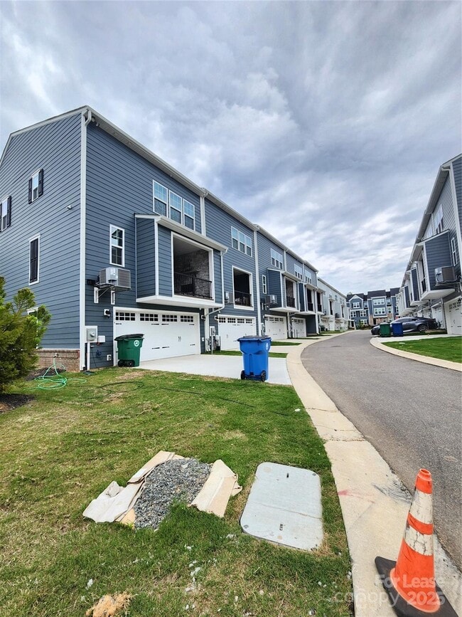 Building Photo - 112 August Ln