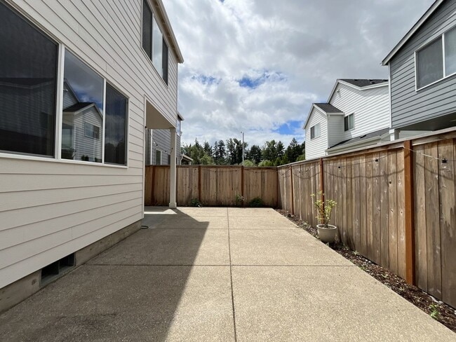 Building Photo - Stunning 2024 Built 5BR Home with Main-Level Suite, EV Charger & Covered Patio Near River Terrace