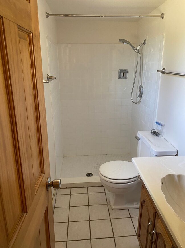 Building Photo - Wonderfully taken care of Tri Level Home w...