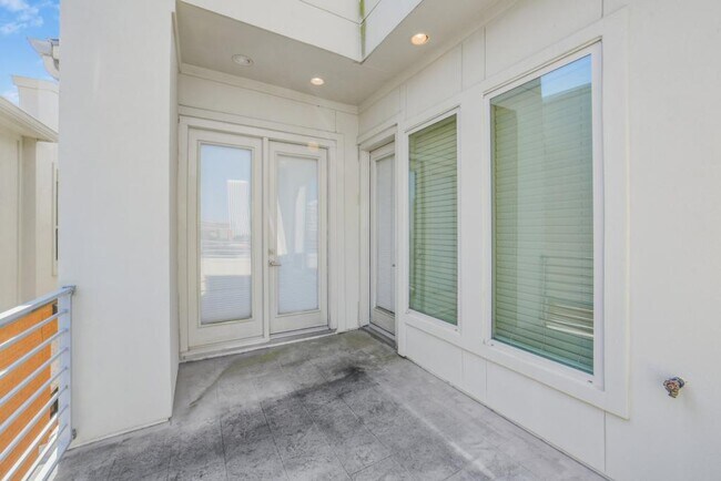 Building Photo - 5425A Hidalgo St