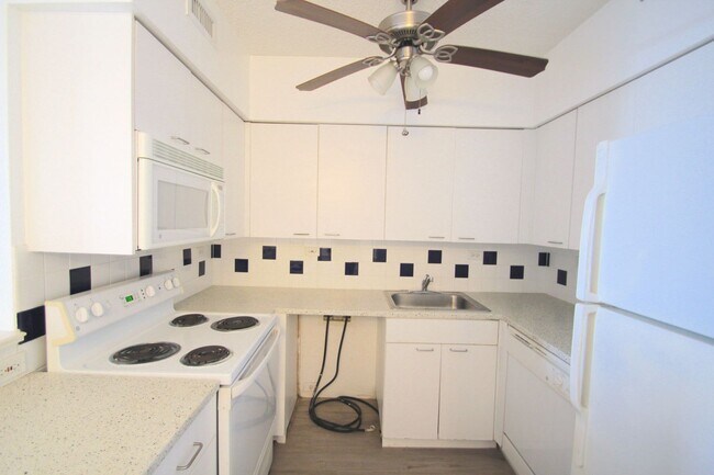 Building Photo - Spacious one bedroom unit at the Flamingo South Beach Resort!