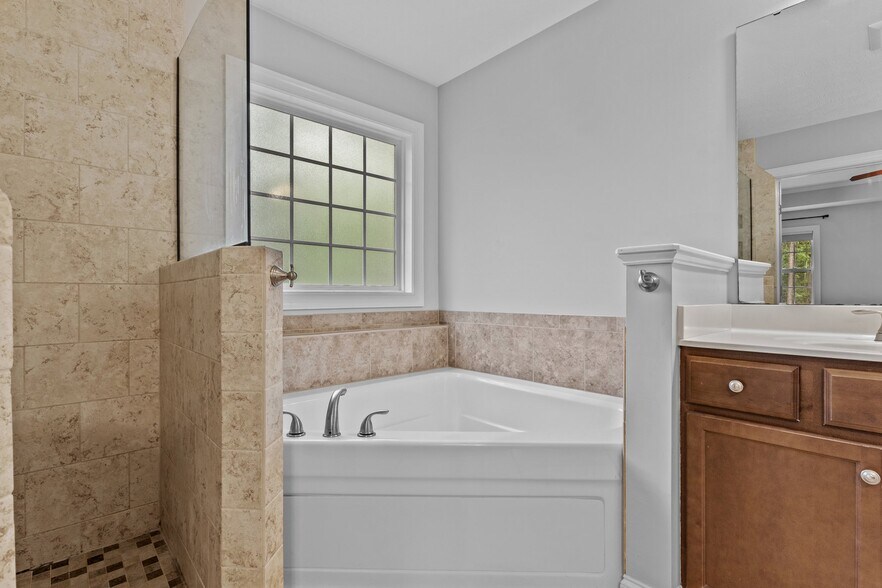 Building Photo - 768 Riverbirch Dr