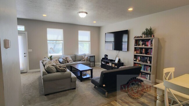 Building Photo - Great 3 Bd 2.5 Bath Townhome 2 Car Garage