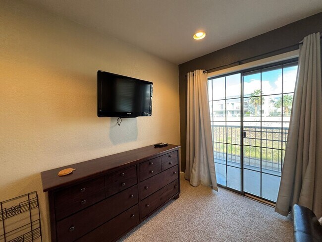 Building Photo - Riverfront 2BR Condo Great Views, Luxury Furnished incl UTILITIES