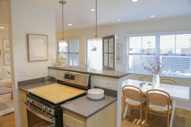 Building Photo - 3 bdrm 2 bath Townhome