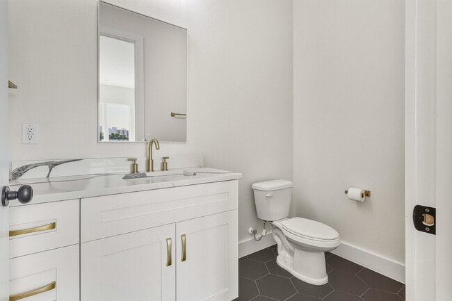 Building Photo - Luxurious 3 Bedroom Condo with Spacious Layout and Prime Location in Tampa, FL!