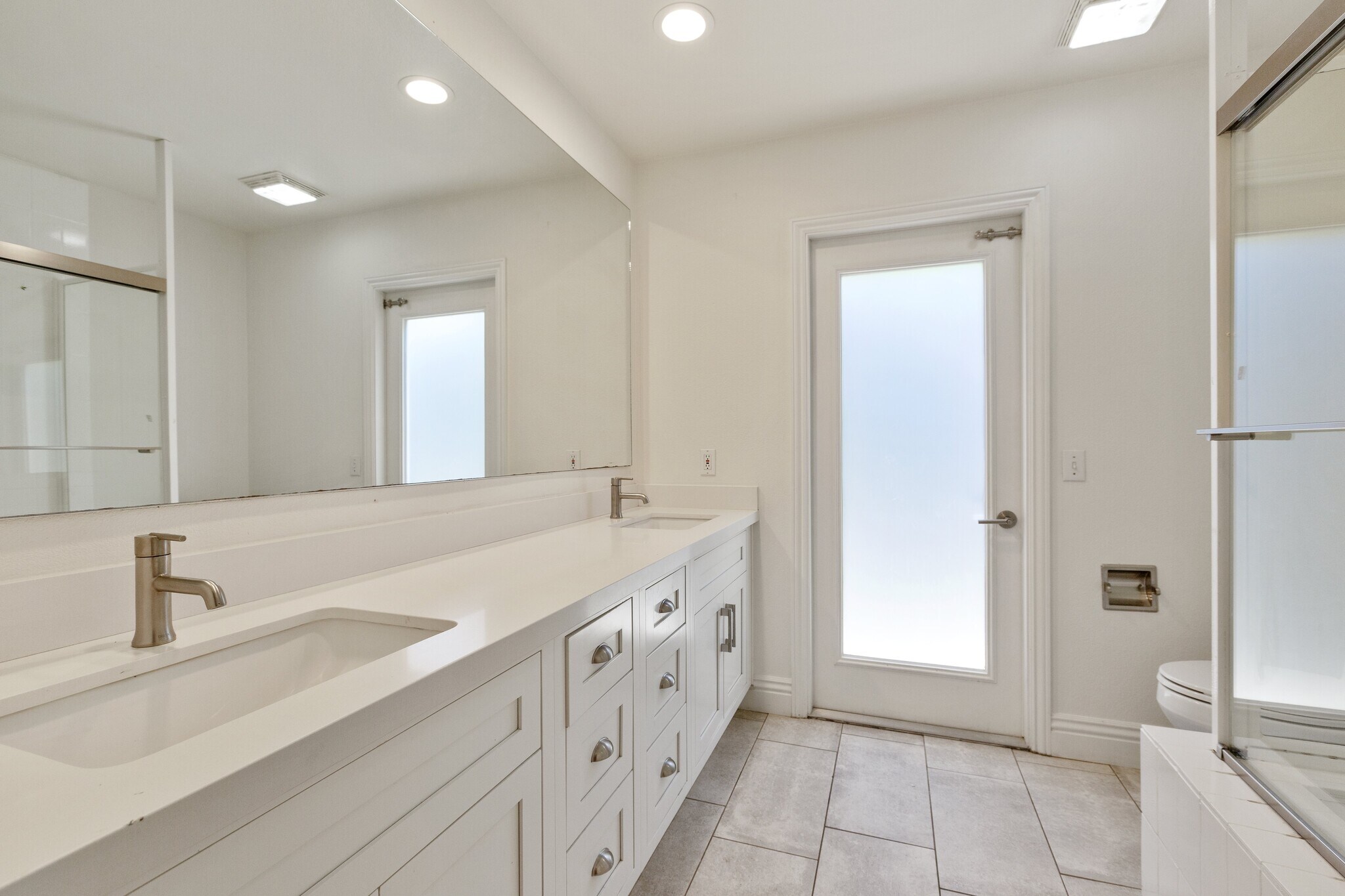 Hallway Bathroom - 6146 Shadycreek Dr