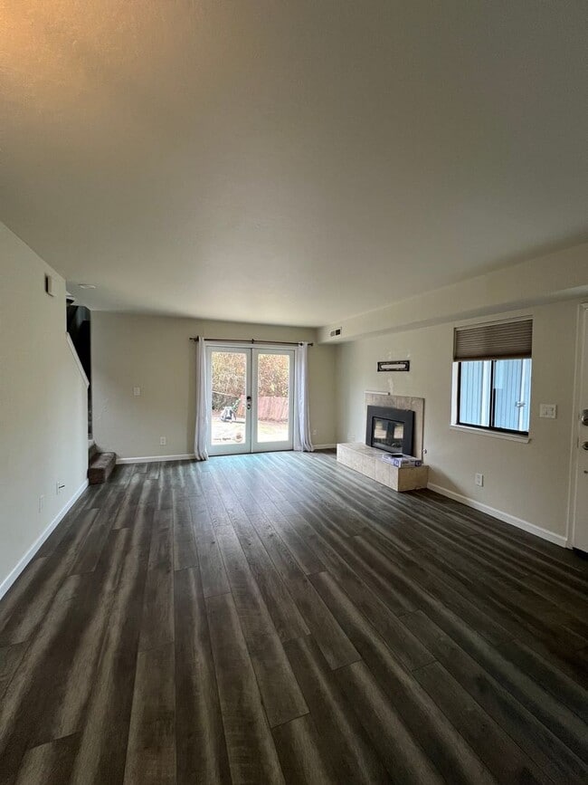 Building Photo - Short walk to the Beach / Available Now / Pets Welcome