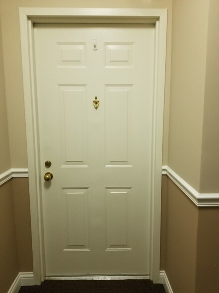 Building Photo - 400 Lakeview Dr