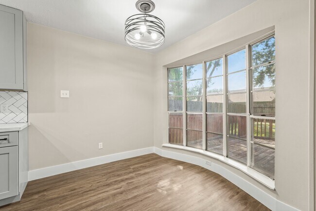 Building Photo - 13755 Drakewood Dr