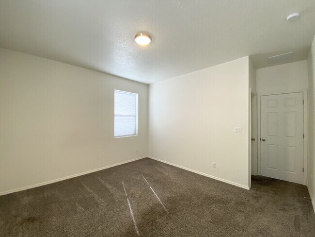 Building Photo - MUST SEE 3BR/2Bath