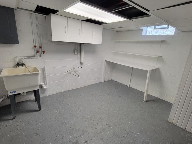 Building Photo - 13568 Norborne Ave