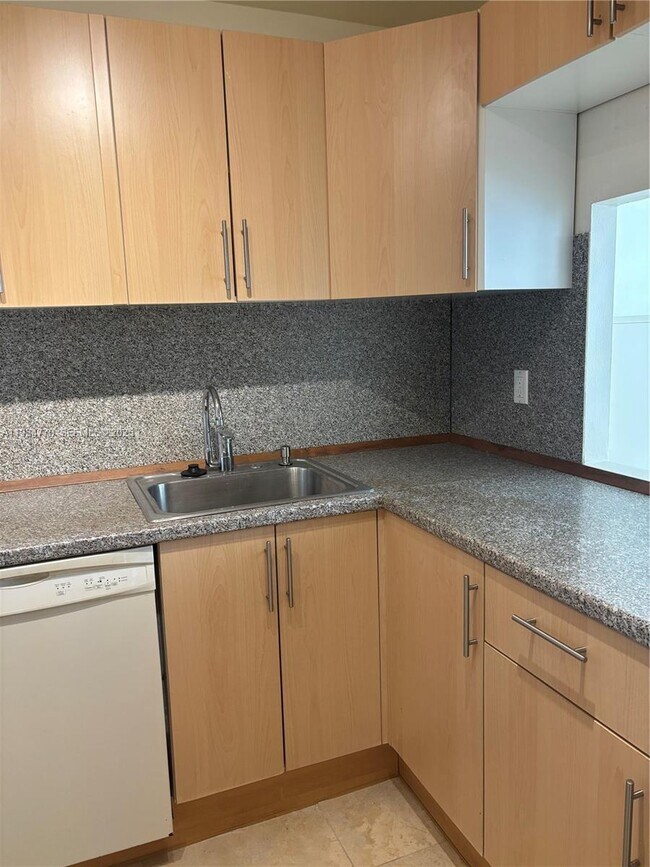 Building Photo - 1825 S Ocean Dr