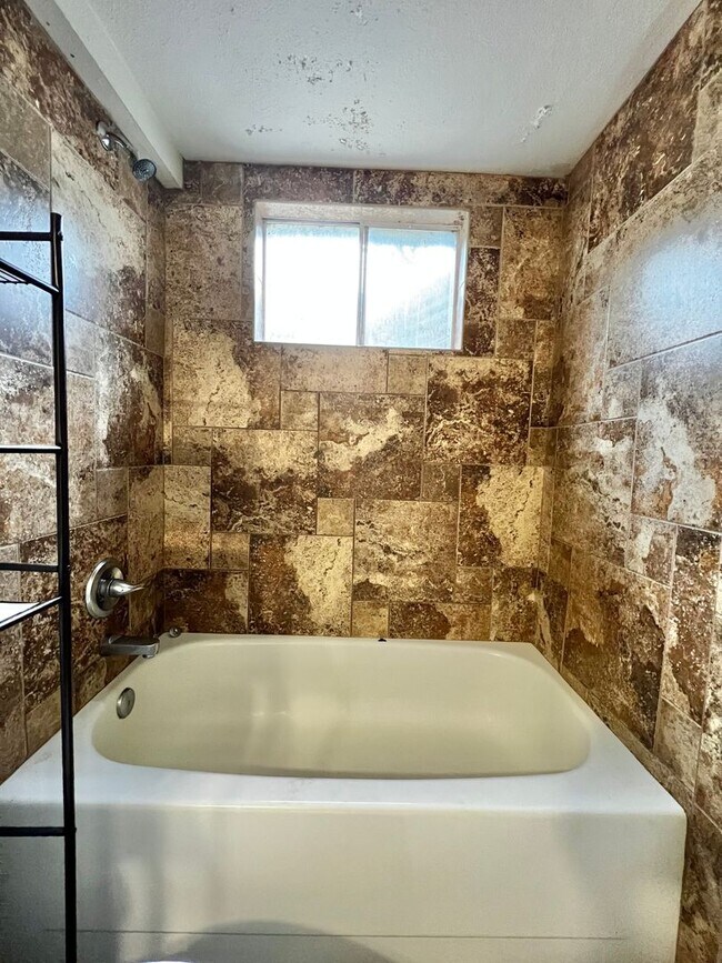 Building Photo - Beautifully Remodeled 5 Bed 2 Bath House i...