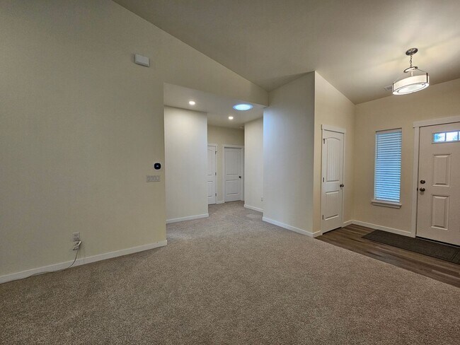 Building Photo - Spacious 4-bedroom Retreat