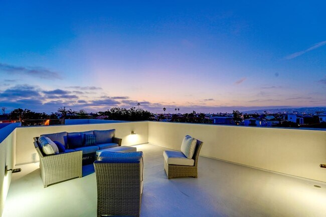 Building Photo - 827 Island Ct