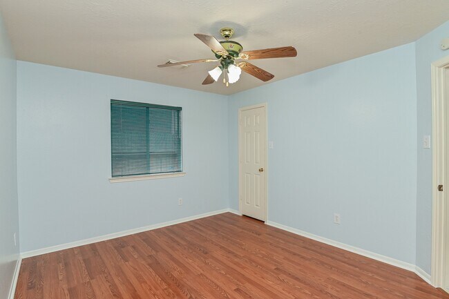 Building Photo - 12227 Meadowglen Dr