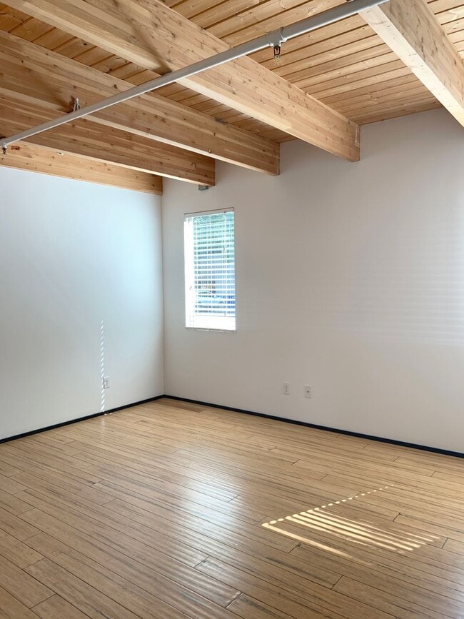 Building Photo - 318-320 W Myrtle