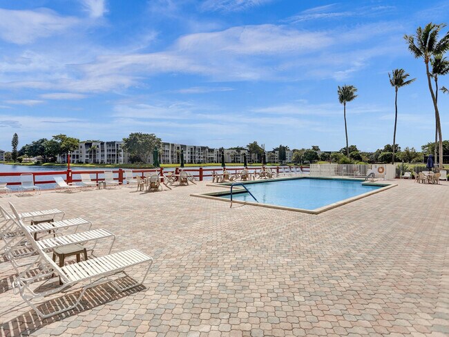 Building Photo - 1831 Sabal Palm Dr