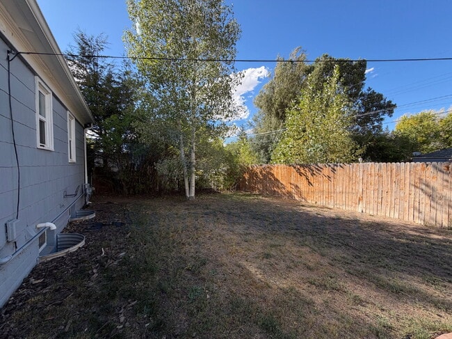Building Photo - Charming 3 Bedroom 2 Bathroom House