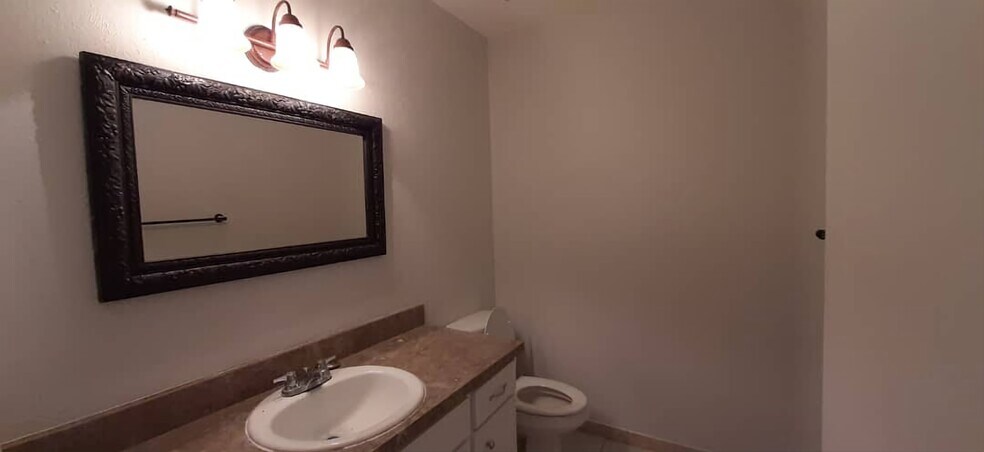 Building Photo - 2207 Montclair Dr