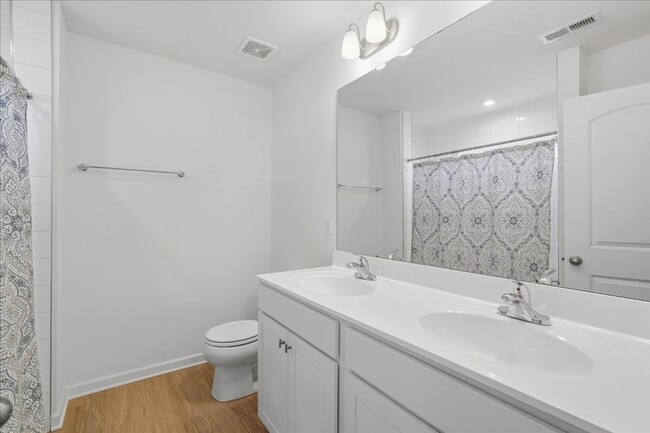 Building Photo - Beautifully UPDATE Townhome FOR LEASE