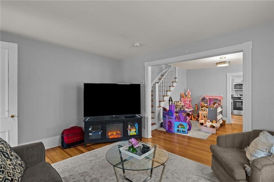 Building Photo - 44 Bedlow Ave