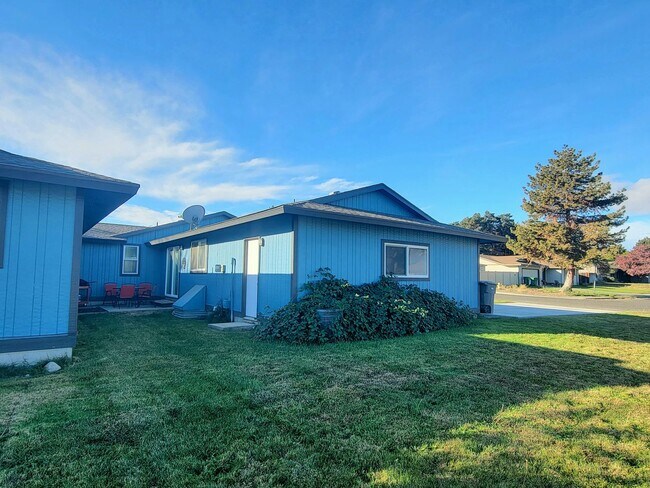 Building Photo - Duplex in Kennewick, WA
