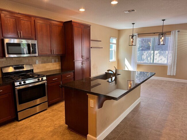 Building Photo - Lovely 3/2.5 in perfect location!