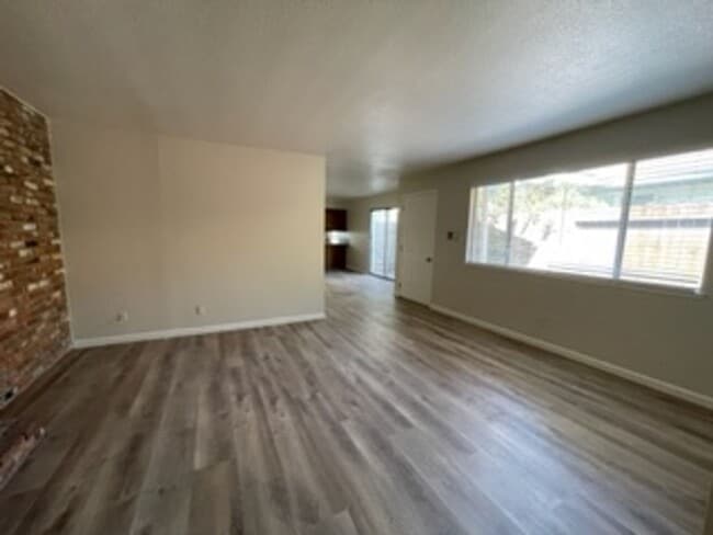 Building Photo - Great 3 Bed 2 Bath Duplex