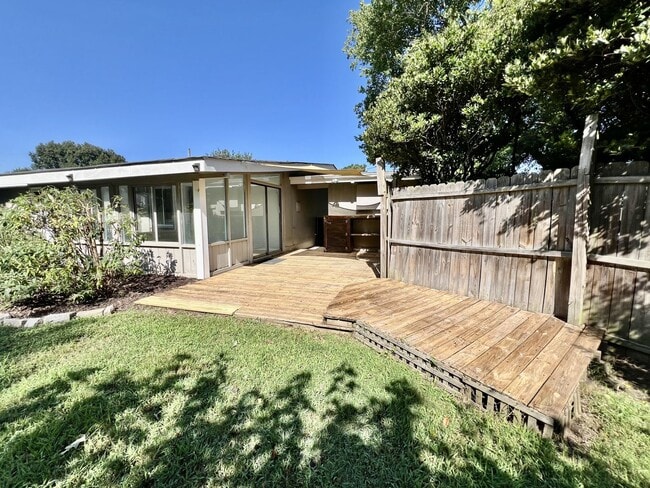 Building Photo - 3-Bedroom Home In Laurel Manor - Fenced Ba...