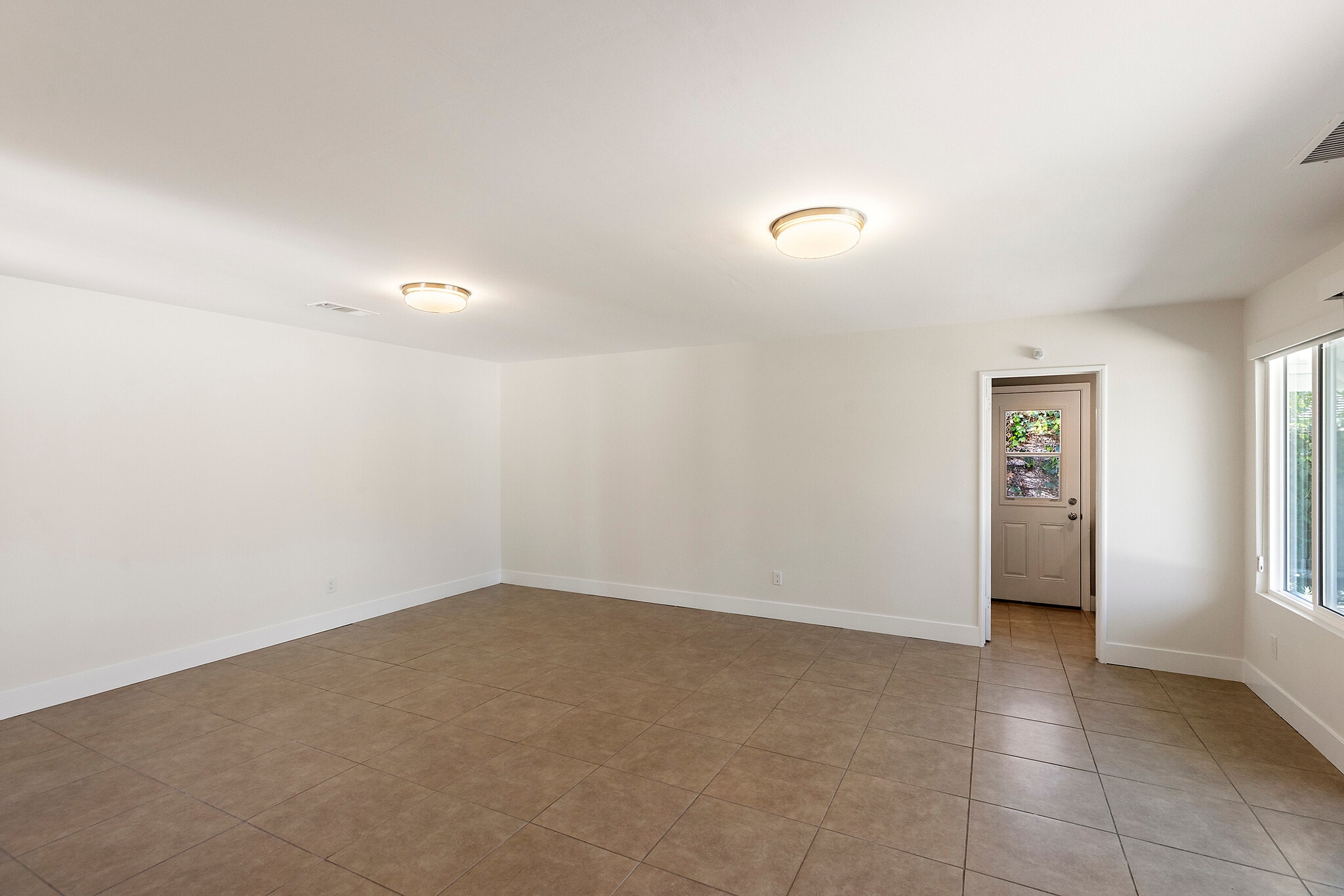 Building Photo - 1901 Altura Dr