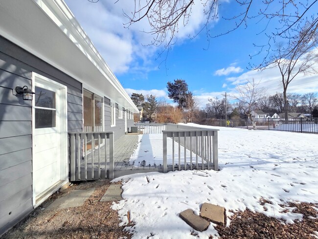 Building Photo - 29 E Lake Shore Dr