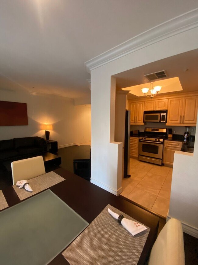 Building Photo - Charming Fully Furnished 1 Bedroom Condo: ...