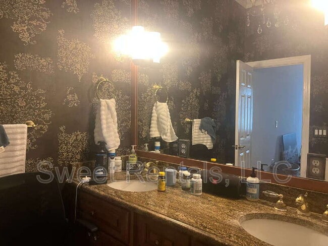 Building Photo - 79 Society St