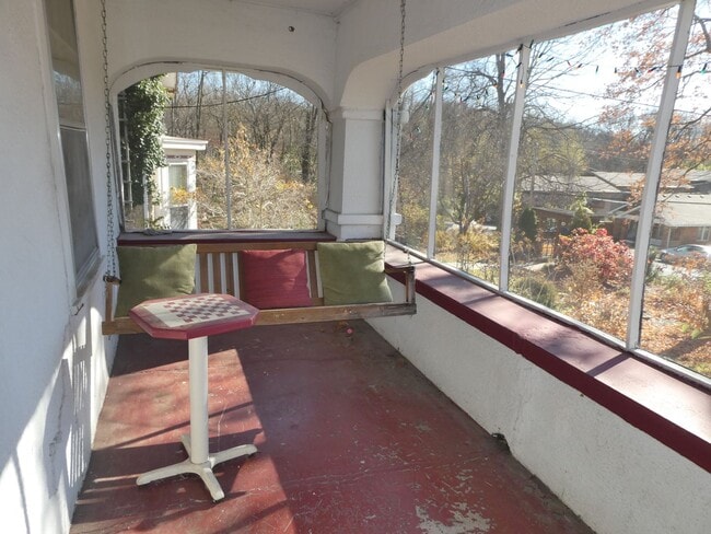 Building Photo - 2 bed/1 bath house walking distance to Cam...