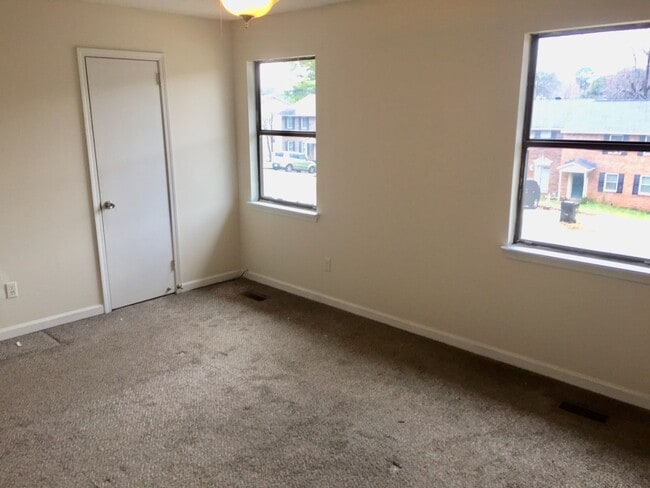 Building Photo - NOW AVAILABLE!! MOVE IN SPECIAL