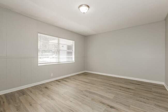 Building Photo - 3 BR/2BA | Newly Renovated Single Family Home | Large Covered Back Patio| In Valrico!