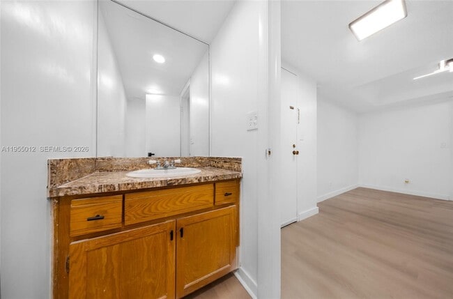 Building Photo - 3650 Inverrary Dr