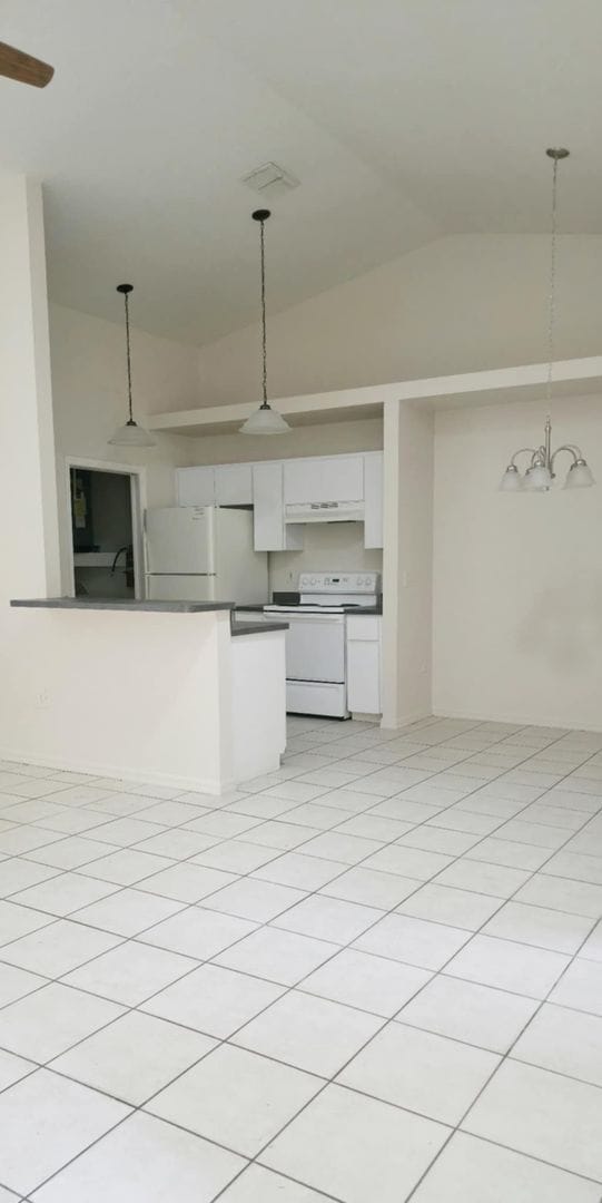Building Photo - Clean & Bright 2 Bed / 2 Bath