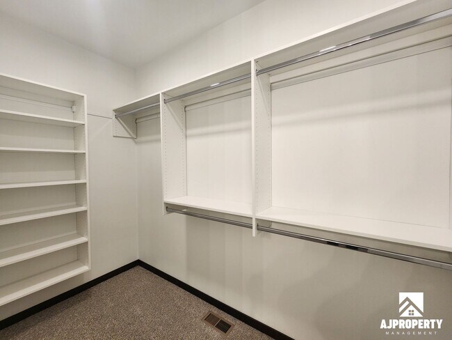 Building Photo - 300 S Willow Spring Dr