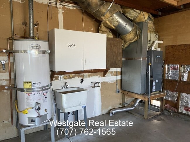 Building Photo - 8419 Lakewood Ave