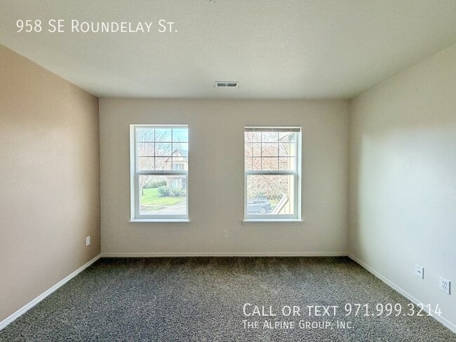 Building Photo - 958 SE Roundelay St