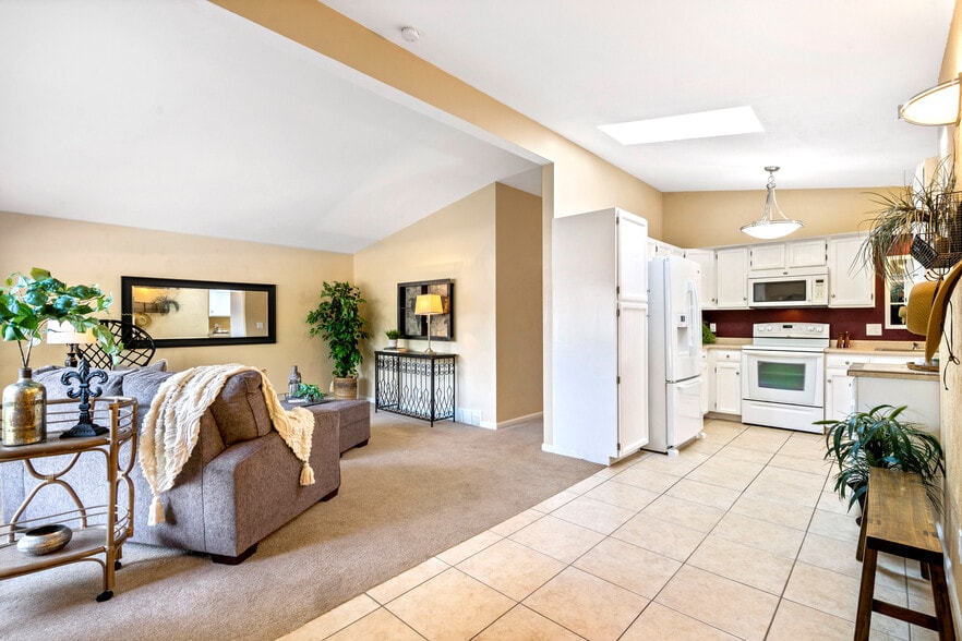 Building Photo - 1204 W 10th St