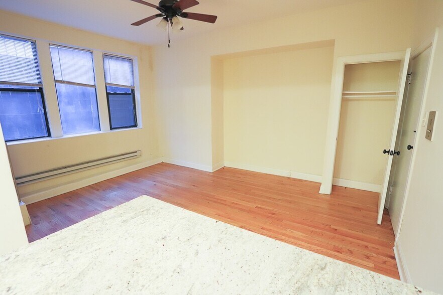 Building Photo - 4614 N Paulina St