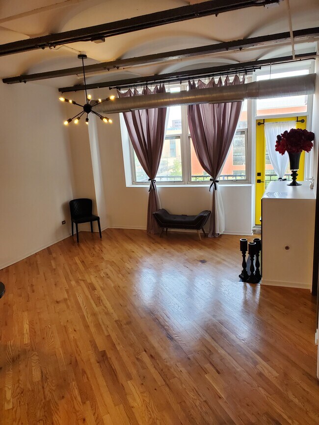 Livingroom - 500 S Clinton St