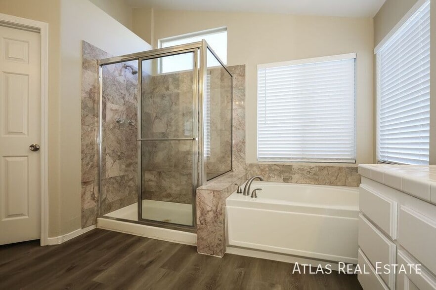 Building Photo - 1030 W Moorpoint Dr